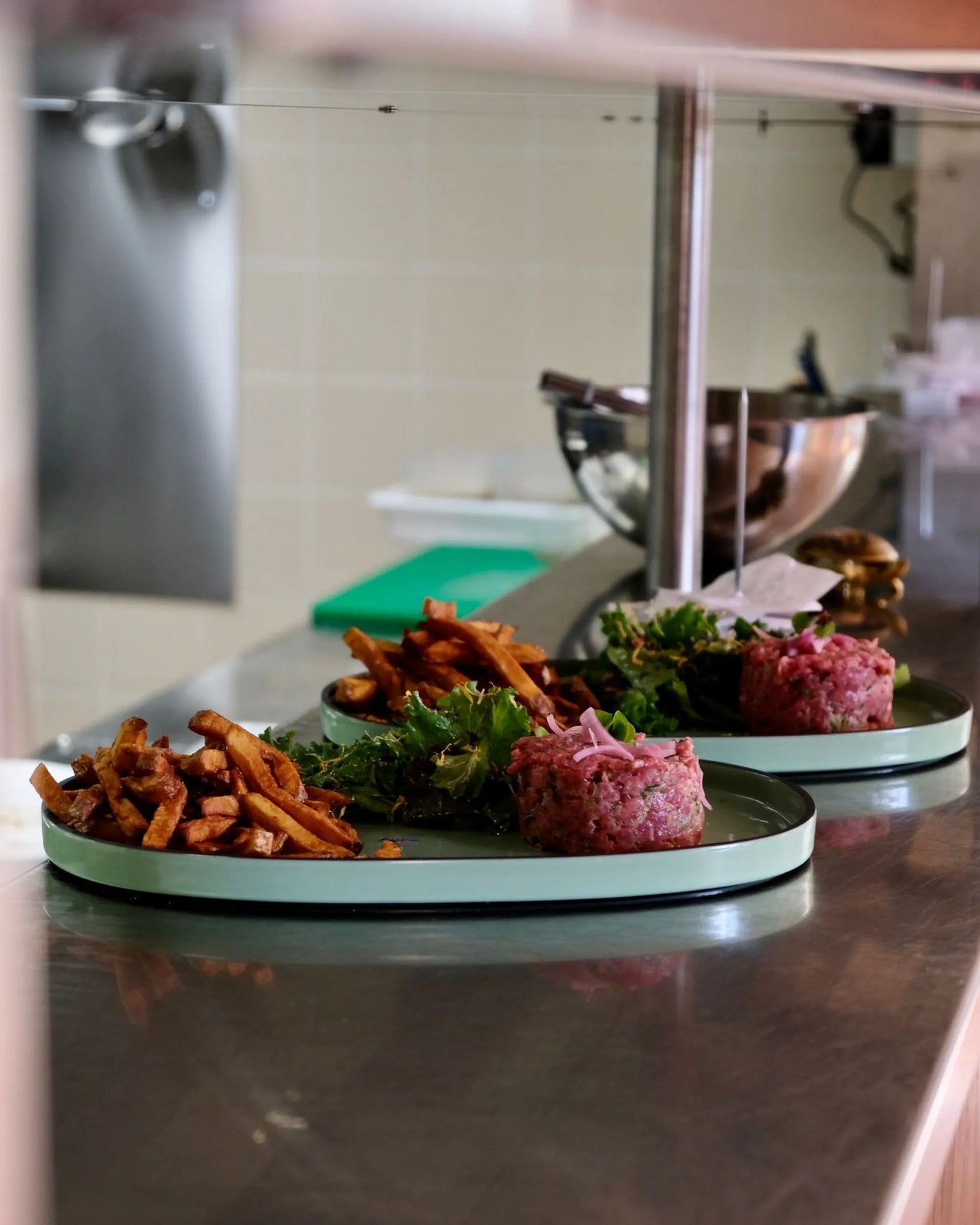 Revol CARACTERE OVAL PLATE Nutmeg SKU: '652758