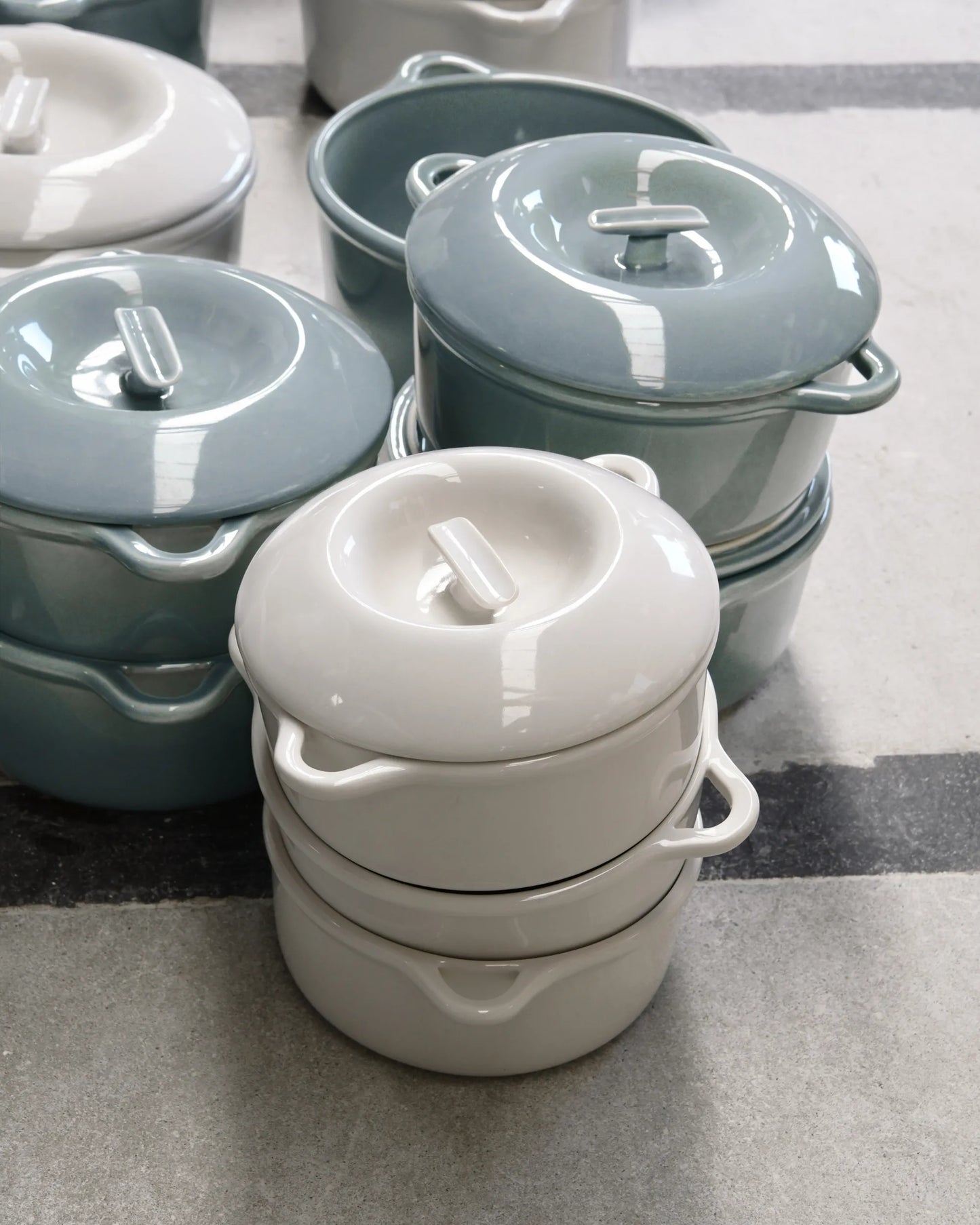 Revol BOMBANCE ROUND COCOTTE 26CM INDUCTION WITH PORCELAIN LID Cloud Grey Induction SKU: '660140