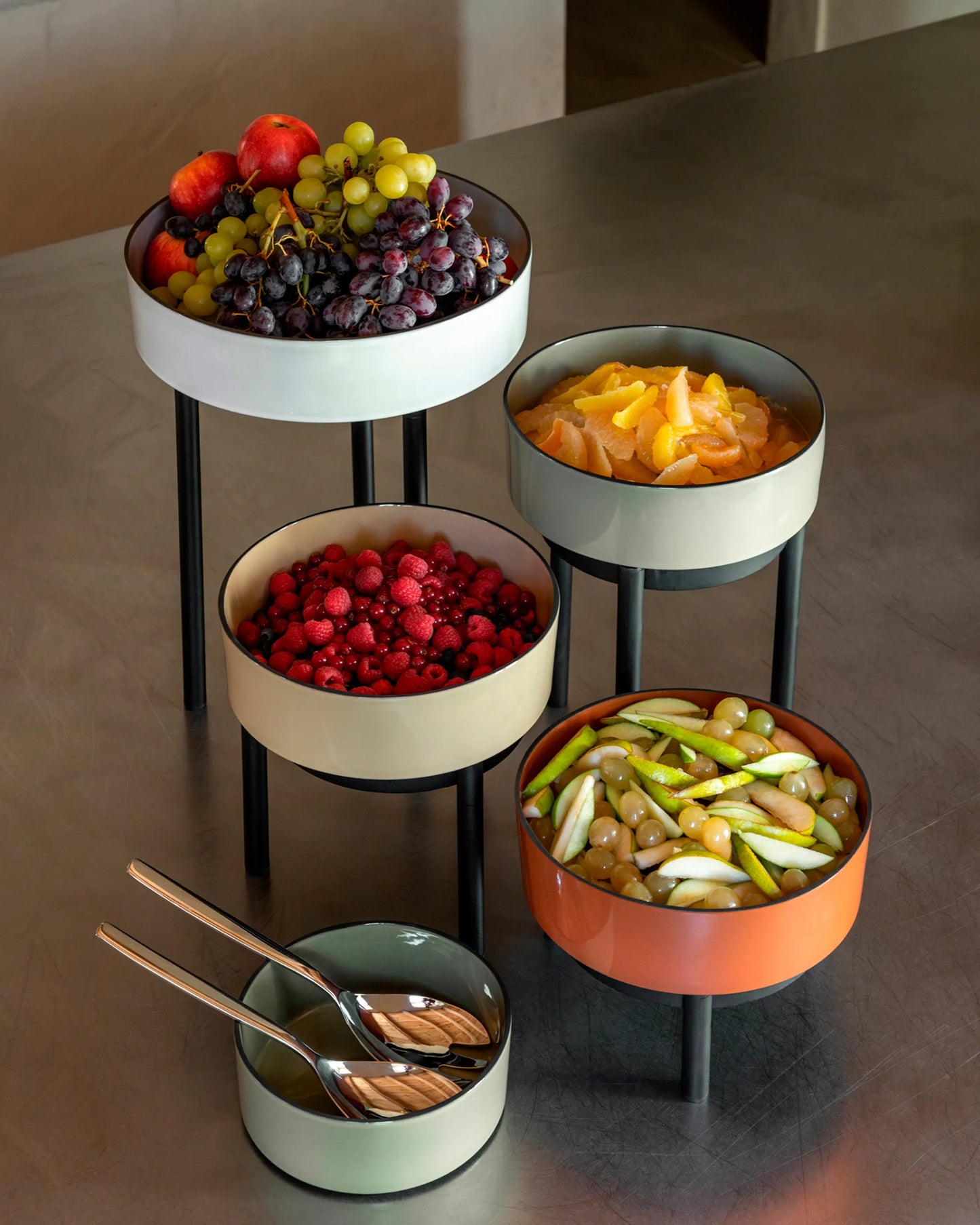 Revol EN SCENE ROUND TRAY WITH EDGE 33CM Walnut SKU: '660496