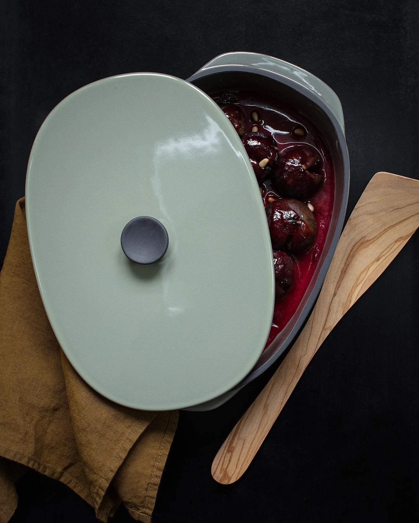 Revol CARACTERE CULINAIRE RECT DISH WITH LID 26X18, Cardamom SKU: '655274