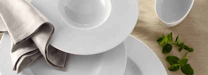 Corby Hall Raio Round Plate Catalog Number: 051 0016 | Dimensions: 10 5/8 in (27cm)